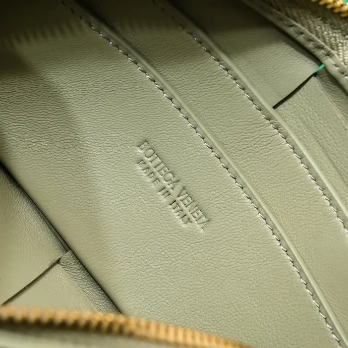 Batch 1120 Lazy and casual is the ultimate meaning of relaxation. Brick cassette has a unique quiet power, which is fashionable without losing aura🧩Classic weaving and neutral style can create a casual and high-end texture. The shoulder strap is adjustable and can be worn on one shoulder or under the armpit, and can be worn as a crossbody at will. Although it is a small size, it can actually hold a lot of belongings, and it is also very light~ This travertine green version of mine feels like it has given spring new vitality🍃 I will grab the versatile item first! Style number: 6816# Size: 18*9*3.5cm